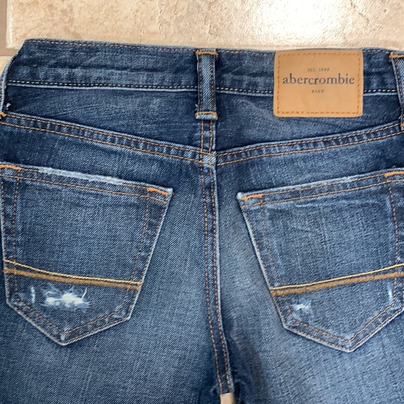 Brand new Abercrombie kids jeans. Never worn and no tears, stains, or stressing. - Picture 5 of 5